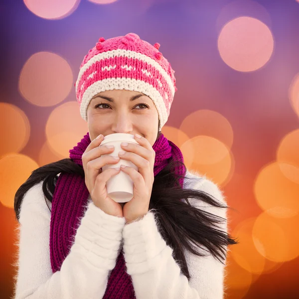 Zusammengesetzte Bild der Winter Brünette mit Kaffee — Stockfoto