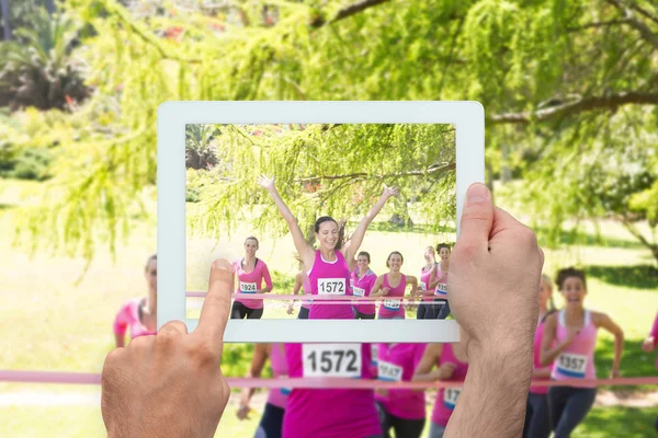 Imagen compuesta de la mano que sostiene la tableta pc — Foto de Stock