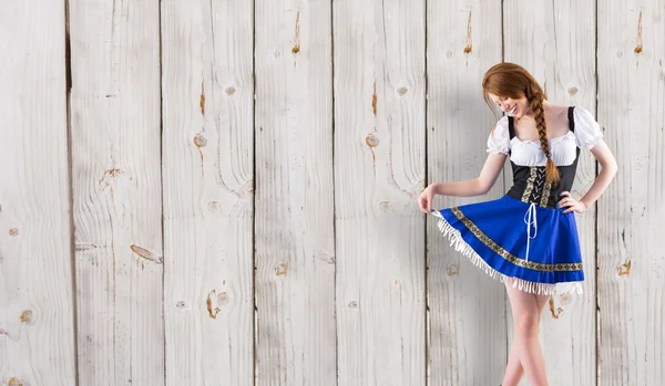 Oktoberfest tjej sprida hennes kjol — Stockfoto