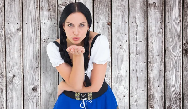 Muito oktoberfest menina soprando um beijo — Fotografia de Stock