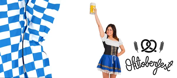 Oktoberfest-Mädchen zieht Bierflasche hoch — Stockfoto