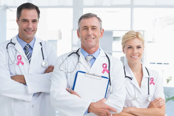 Pinkfarbenes Brustkrebs-Bewusstseinsband — Stockfoto