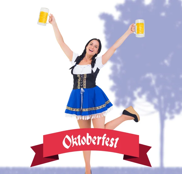 Oktoberfest-Mädchen mit Bierflaschen — Stockfoto