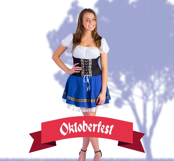 Oktoberfest flickan ler mot kameran — Stockfoto