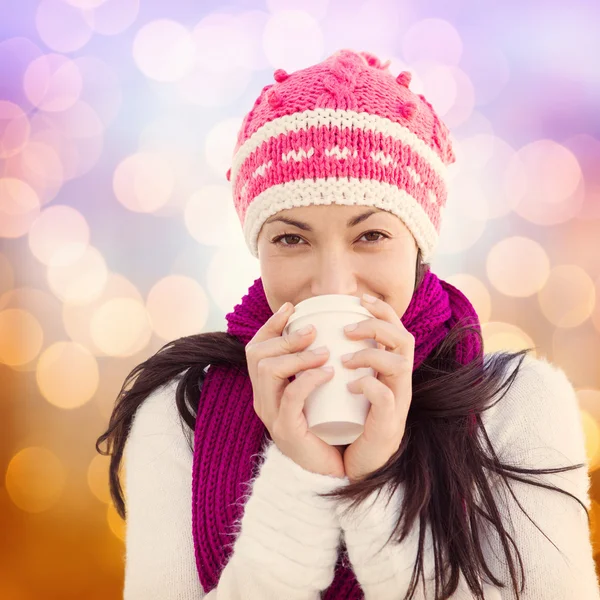 Imagem composta de morena de inverno com café — Fotografia de Stock