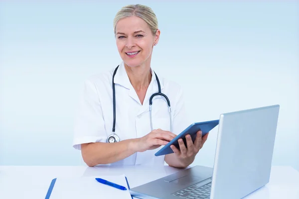 Retrato de sorridente médico feminino segurando digital — Fotografia de Stock