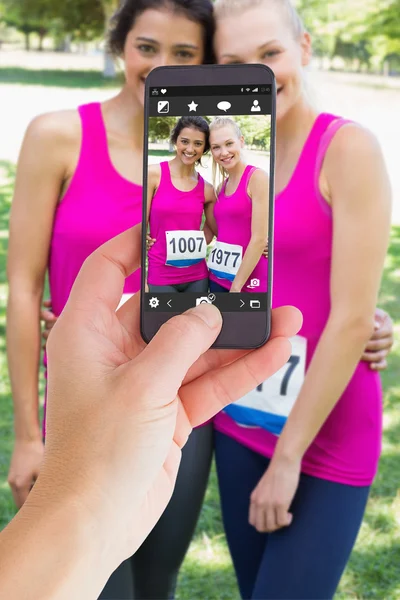 Mano femenina sosteniendo un smartphone — Foto de Stock