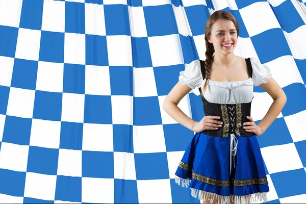 Oktoberfest-Mädchen lächelt in die Kamera — Stockfoto