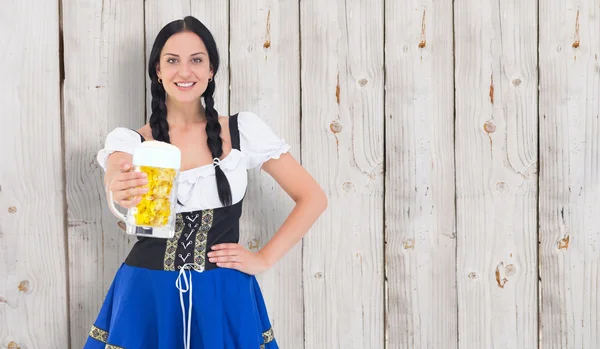 Oktoberfest-Mädchen mit Bierflasche — Stockfoto