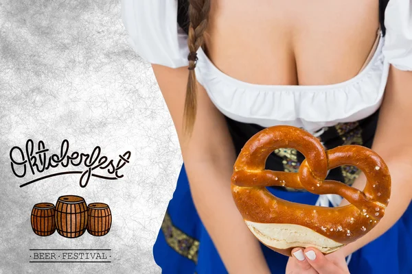 Oktoberfest chica flexión y mostrando pretzel — Foto de Stock