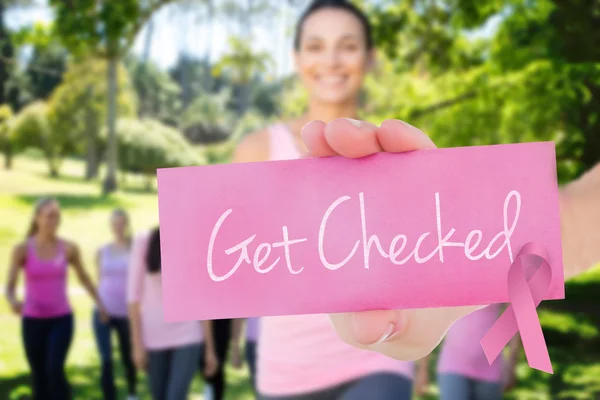 Consiga comprobado contra las mujeres sonrientes en rosa — Foto de Stock