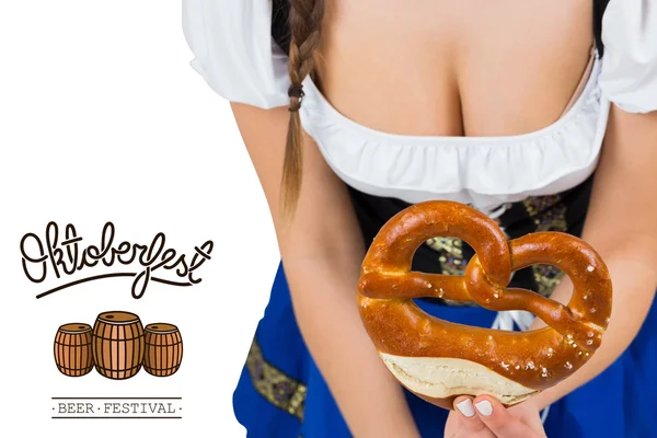 Oktoberfest chica flexión y mostrando pretzel — Foto de Stock