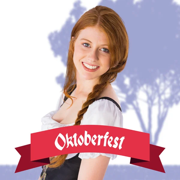 Oktoberfest dziewczynka uśmiecha się do kamery — Zdjęcie stockowe
