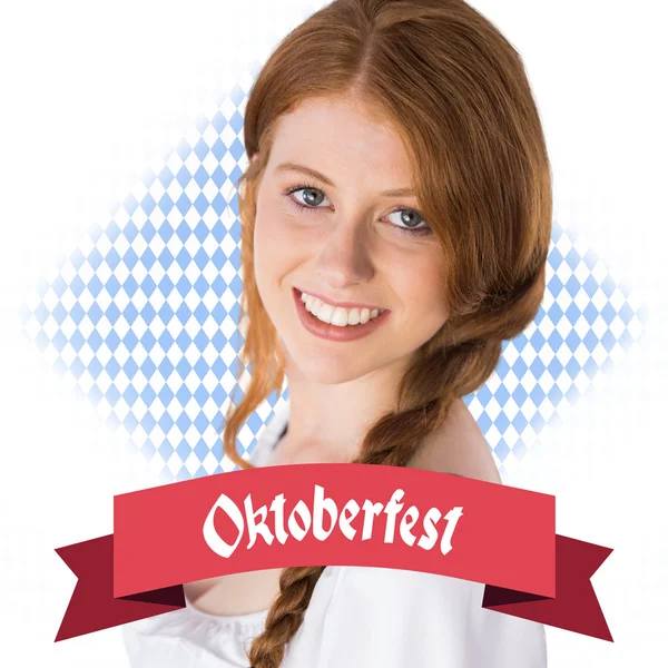 Oktoberfest dívka se usmívá na kameru — Stock fotografie