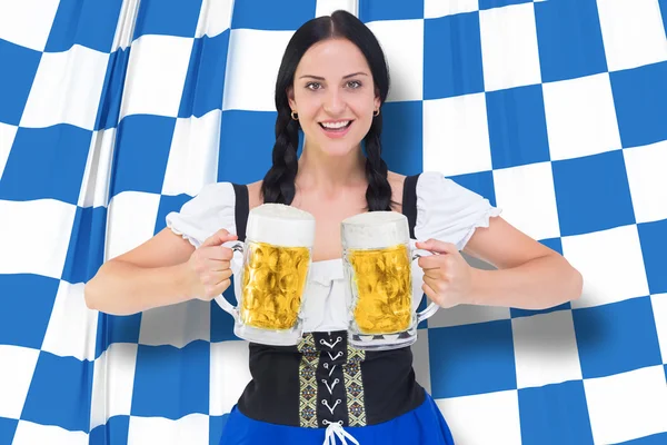 Oktoberfest meisje houdt van bier tankards — Stockfoto