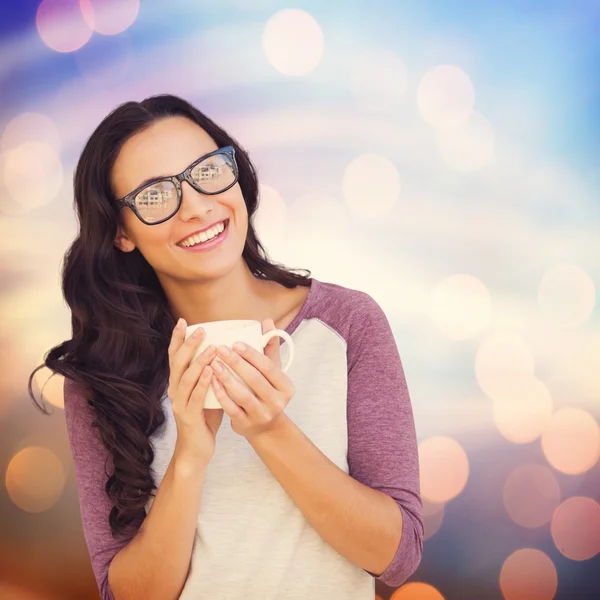 Zusammengesetzte Bild der Brünette mit Becher — Stockfoto