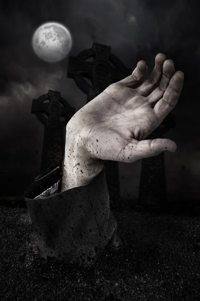 Zombie-Hand platzt aus dem Grab — Stockfoto