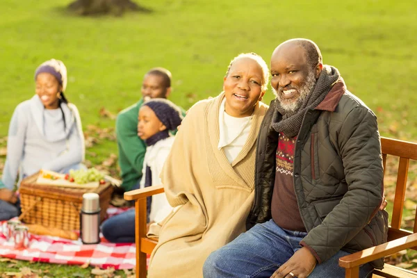 Glückliche Familie beim Picknick — Stockfoto