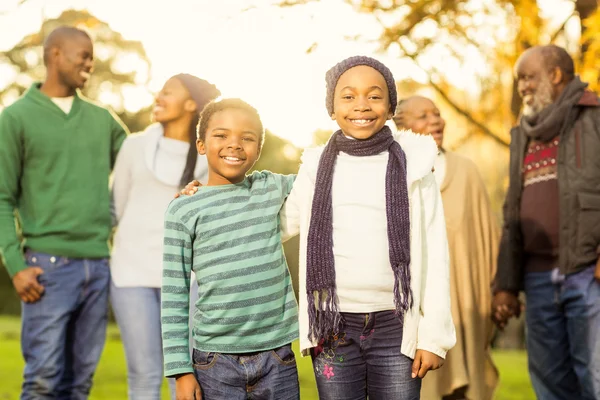 Famiglia estesa in posa con vestiti caldi — Foto Stock