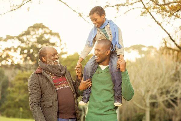 Familia extendida posando con ropa de abrigo — Foto de Stock