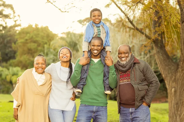 Großfamilie posiert mit warmer Kleidung — Stockfoto