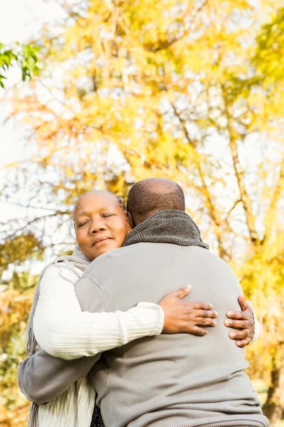 Pacífica feliz pareja de ancianos abrazando — Foto de Stock