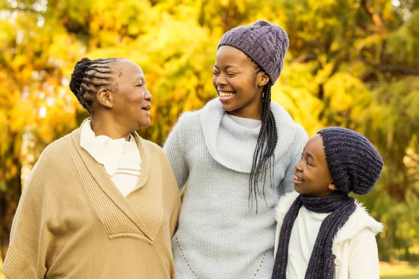 Familia extendida posando con ropa de abrigo — Foto de Stock