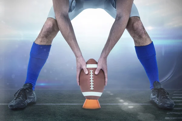 Футболист США кладет мяч между ног — стоковое фото