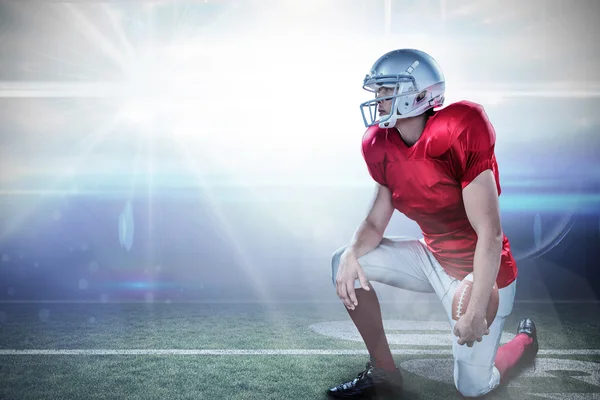 Giocatore di football americano guardando lontano mentre in ginocchio — Foto Stock