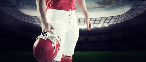 American Football Spieler hält seinen Helm — Stockfoto