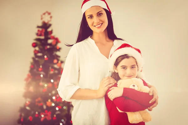 Festliche Mutter und Tochter lächeln in die Kamera — Stockfoto