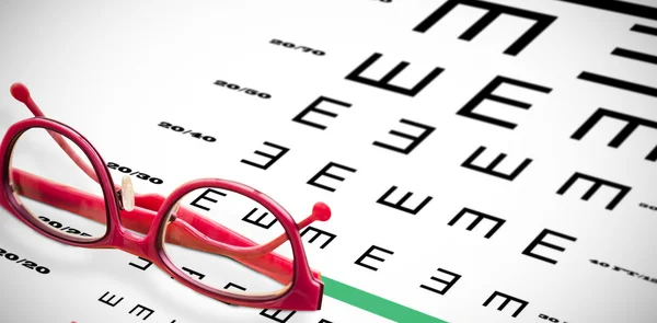 Lecture de lunettes contre test oculaire — Photo