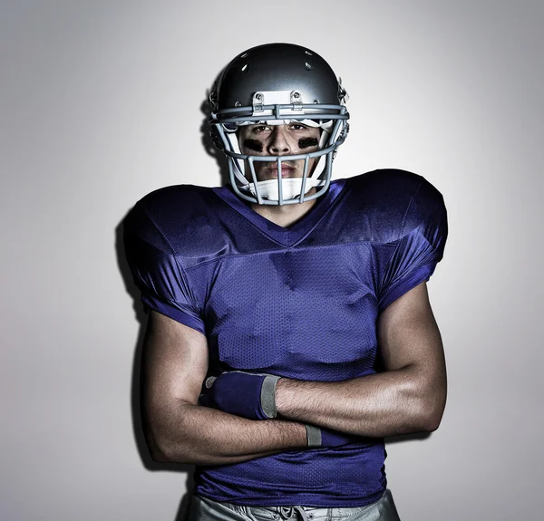Determinato giocatore di football americano con le braccia incrociate — Foto Stock