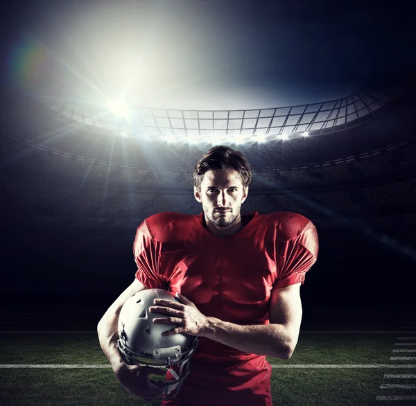 Jogador de futebol americano confiante segurando capacete — Fotografia de Stock