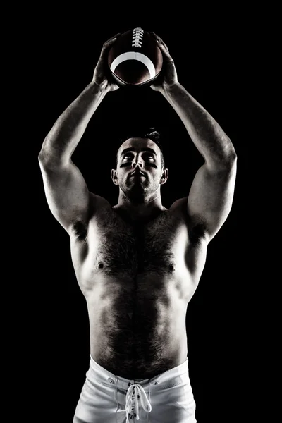 Shirtless jogador de futebol americano com bola — Fotografia de Stock