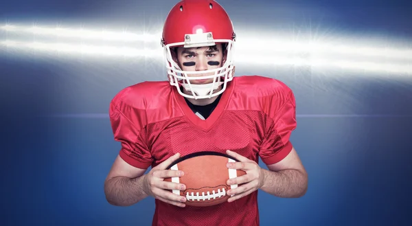 American Football-Spieler hält einen Ball — Stockfoto