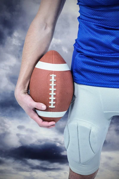 Спортсмен тримає м'яч проти неба — стокове фото