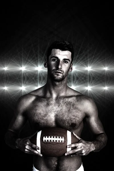 Kompositbild des Porträts eines hemdlosen Rugbyspielers mit dem b — Stockfoto