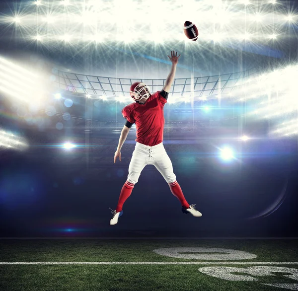 Futbol amerykański gracz próbuje złapać piłki nożnej — Zdjęcie stockowe