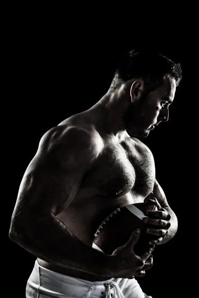 Gömleksiz Amerikan futbolu oyuncusu topu ile — Stok fotoğraf