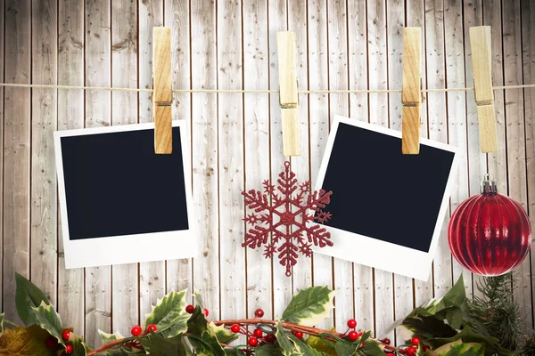 Appendere foto di Natale contro assi di legno — Foto Stock