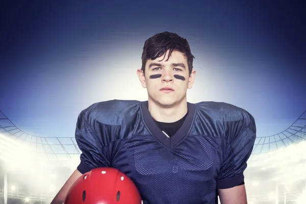 Giocatore di football americano in possesso di un casco — Foto Stock