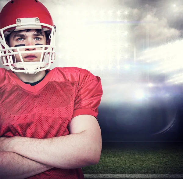 American Football-Spieler mit verschränkten Armen — Stockfoto