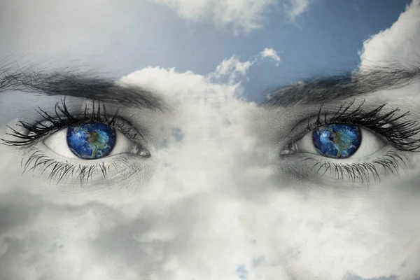 Niebieskie oczy na szary twarz przed niebo z chmurami — Zdjęcie stockowe