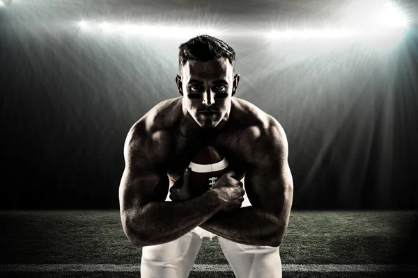 Jugador de fútbol americano sin camisa con pelota — Foto de Stock