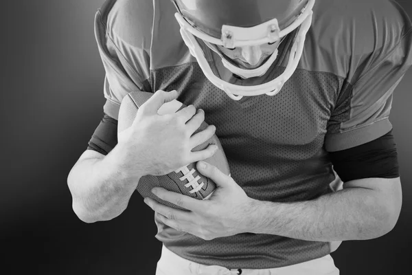 Jogador de futebol americano proteger o futebol — Fotografia de Stock