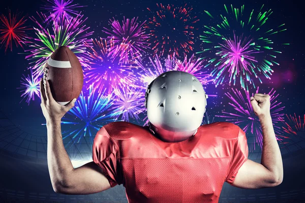 Jugador de fútbol americano vitoreando contra fuegos artificiales — Foto de Stock