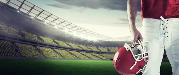 Американский футболист держит шлем — стоковое фото