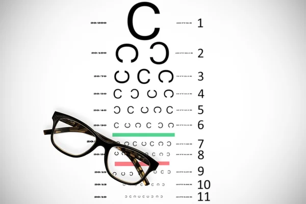 Lecture de lunettes contre test oculaire — Photo