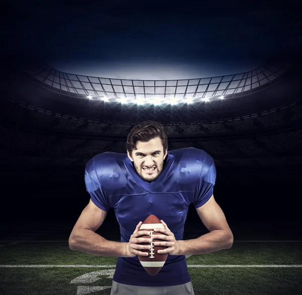 Samengestelde afbeelding van agressieve Amerikaans football-speler bedrijf b — Stockfoto